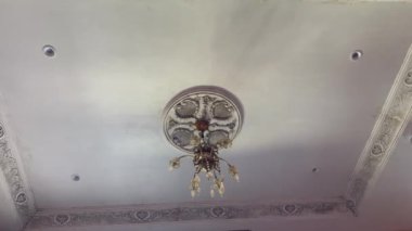 Fas 'ta bir otel odasının tavanında asılı duran yanıp sönen avize.