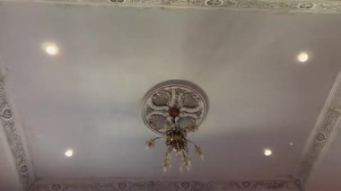 Fas 'ta bir otel odasının tavanında asılı duran yanıp sönen avize.
