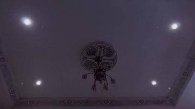 Fas 'ta bir otel odasının tavanında asılı duran yanıp sönen avize.