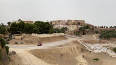 Eski Fes Medina 'daki Merinid mezarlarının yakınındaki mezarlıkta.