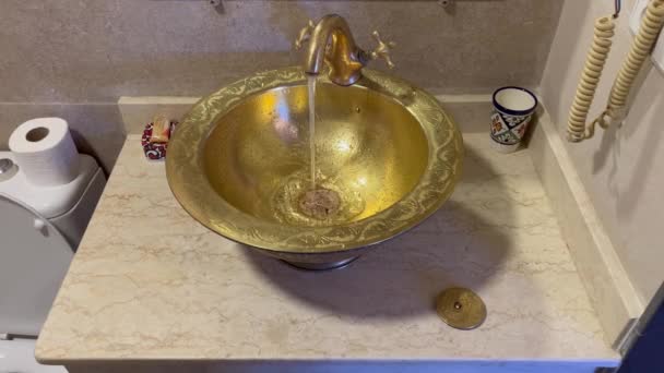 Bir Otelin Duş Odasındaki Eski Musluktan Akıyor — Stok video