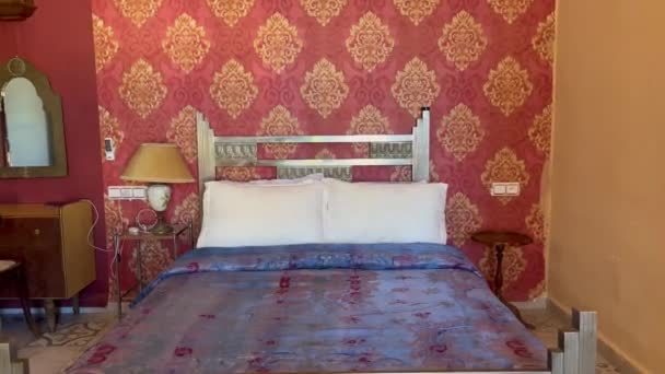 Letto Matrimoniale Con Cuscini Bianchi Parete Rossa Camera Albergo — Video Stock