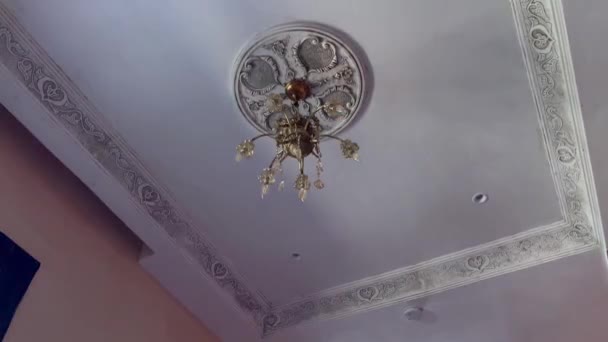 Мигающая Люстра Висящая Потолке Гостиничного Номера Марокко — стоковое видео