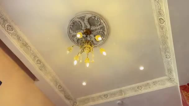 Lustre Clignotant Suspendu Plafond Une Chambre Hôtel Maroc — Video