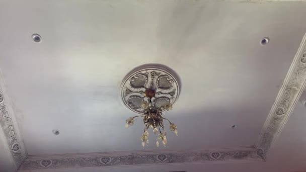 モロッコのホテルの天井に吊るされたシャンデリア — ストック動画
