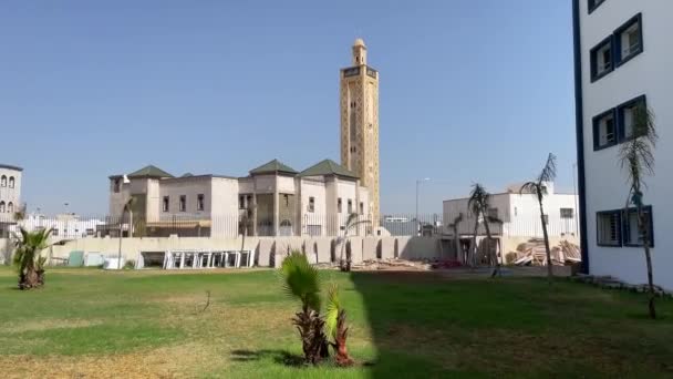 Mesquita Marroquina Uma Área Residencial Com Grande Campo Prados Lado — Vídeo de Stock