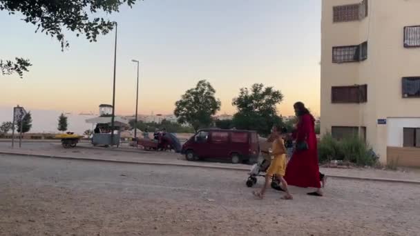 Люди Идущие Улицу Марокко — стоковое видео