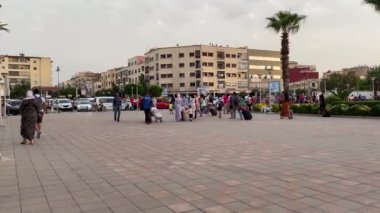 Fez 'deki tren istasyonundan ayrılan yolcular