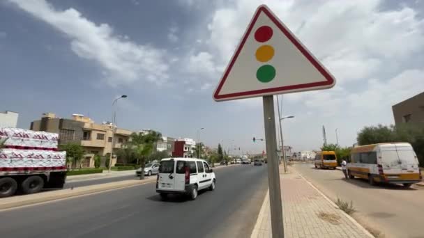 Közlekedési Lámpa Figyelmeztető Háromszög Jele — Stock videók