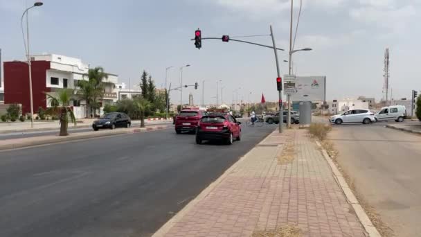 Несколько Автомобилей Ожидающих Красном Светофоре Двигаться После Превращается Зеленый — стоковое видео