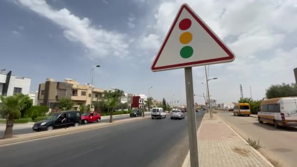 Driehoekig Verkeerslichtwaarschuwingsbord — Stockvideo