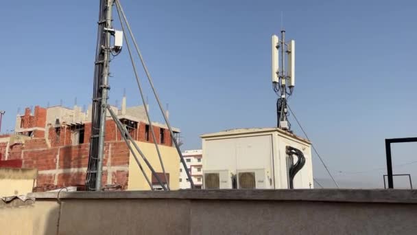 Vista Antenas Torre Telhados Residenciais Com Seu Sistema Ventilação Completo — Vídeo de Stock