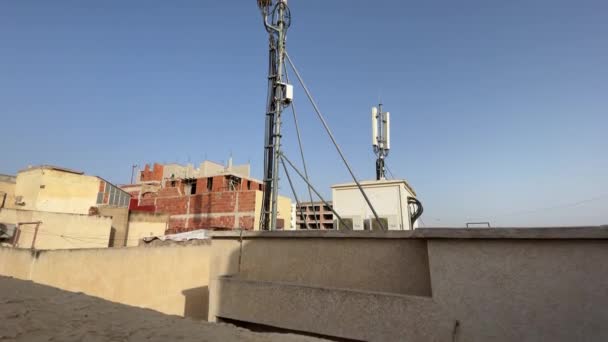 Vista Las Antenas Torre Techos Residenciales Con Sistema Ventilación Completa — Vídeo de stock