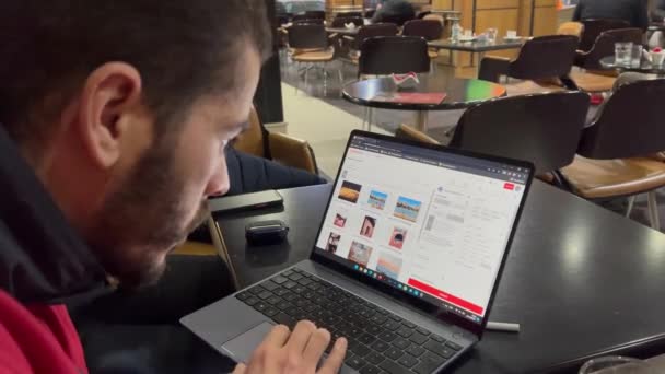 Onherkenbare Man Werkt Aan Zijn Laptop Een Cafetaria — Stockvideo