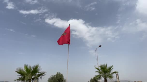 Bandera Marroquí Ondeando Con Cielo Azul Fondo — Vídeos de Stock