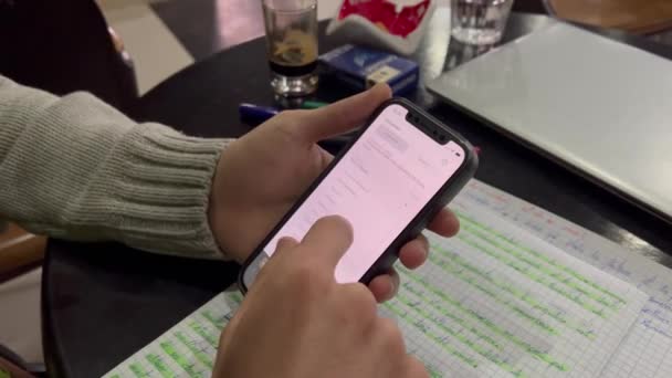 Hombre Irreconocible Usando Iphone Una Cafetería — Vídeo de stock