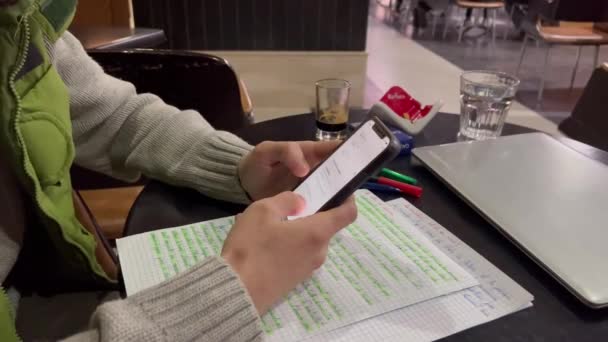 Неузнаваемый Человек Использует Свой Iphone Кафетерии — стоковое видео
