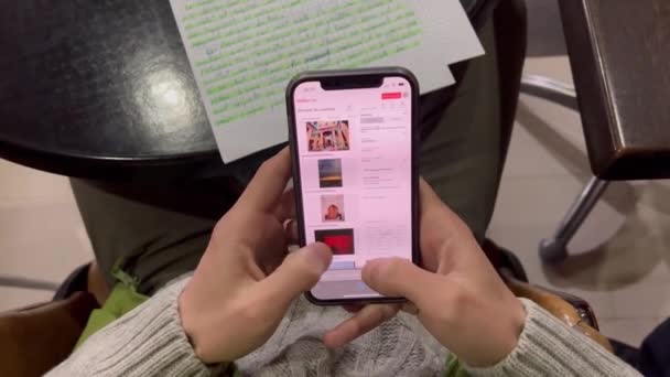 Kafeteryada Iphone Unu Kullanan Tanınmayan Bir Adam — Stok video