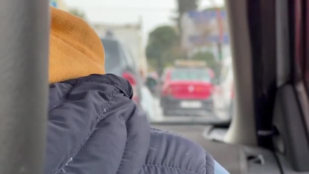 Junger Mann Sitzt Taxi Und Genießt Die Fahrt — Stockvideo