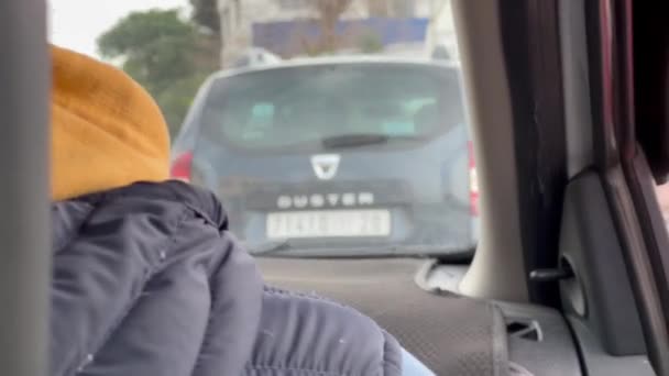 Jovem Sentado Assento Táxi Desfrutando Passeio — Vídeo de Stock