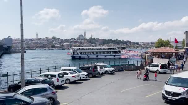 在靠近Eminn Yeni清真寺的Bosphorus河水域航行的渡船 — 图库视频影像