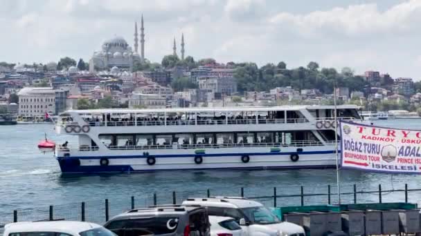 Ferryboat Flutuando Nas Águas Rio Bósforo Nas Proximidades Mesquita Eminn — Vídeo de Stock