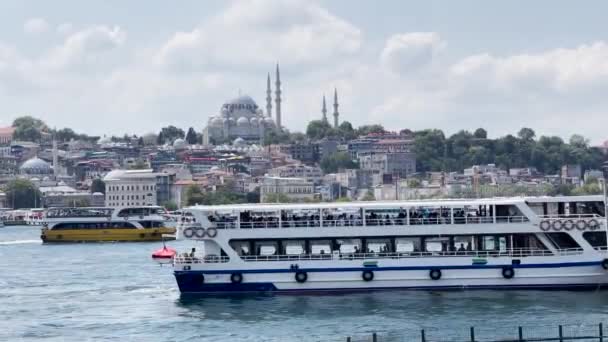 多くのフェリーはイスタンブールを背景にガラタ橋でボスポラス川を航行している — ストック動画