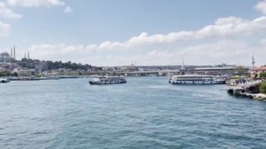 İstanbul 'da arka planda Galata Köprüsü ile birlikte pek çok feribot İstanbul Boğazı' ndan geçiyor