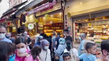İstanbul 'da Eminn Kapali Çarşısı yakınlarında yürüyen kalabalık