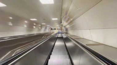 Boş yürüyen merdiven metro istasyonunda aşağı doğru hareket ediyor.