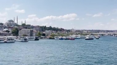 Eminn Yeni Camii yakınlarındaki Boğaz nehrinin sularına birkaç feribot park etmiş.