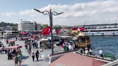 İstanbul 'da Eminn Yeni Camii yakınlarında takılan kalabalık
