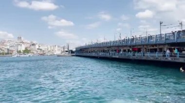 İstanbul 'da Galata Köprüsü' nün altında bir sürü insan yürüyor
