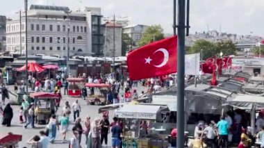 İstanbul 'da Eminn Yeni Camii yakınlarında takılan kalabalık