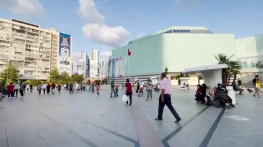 İstanbul 'da Cevahir AVM alışveriş merkezinin yanında takılan insanlar