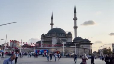 İstanbul 'da Taksim Camii yakınlarında yürüyen insanlar