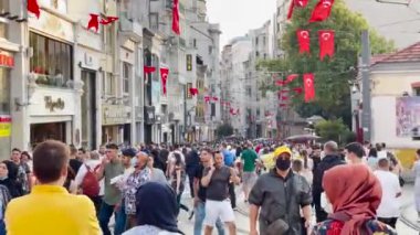İstanbul 'da covid-19 salgını sırasında kalabalık cadde