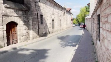 İstanbul 'da dar bir yolda motosiklet sürüyor 