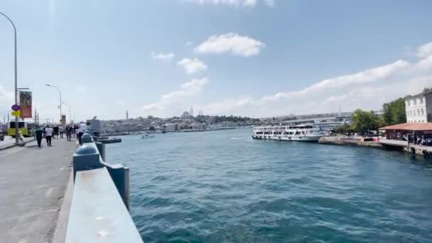 イスタンブールの橋の上に立っている漁師の多く — ストック動画