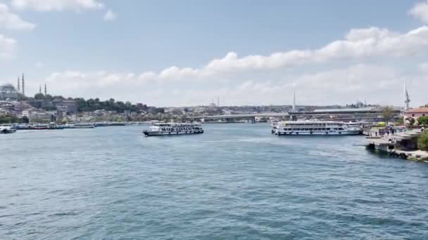 Banyak Kapal Feri Berlayar Sungai Bosporus Dengan Jembatan Galata Latar — Stok Video