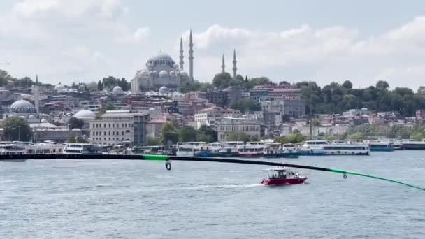 Eminn Yeni Camii Yakınlarındaki Boğaz Nehrinin Sularına Birkaç Feribot Park — Stok video