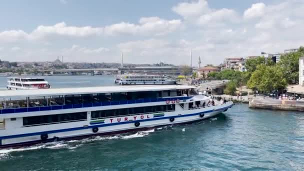 Ferryboat Navegando Por Río Bósforo Hacia Puerto Estambul — Vídeos de Stock