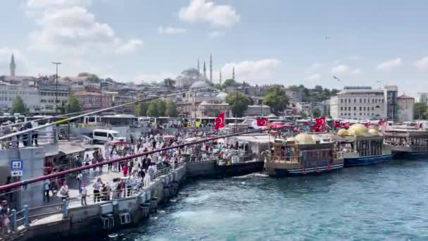 イスタンブールのボスポラス川沿いには大勢の人が集まっています — ストック動画
