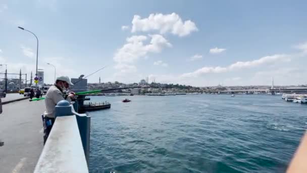 Багато Рибалок Стоять Мосту Стамбулі — стокове відео