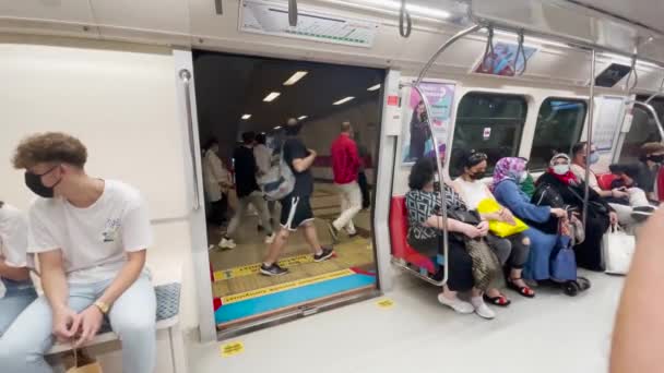 Porta Metrô Fechando Com Poucas Pessoas Sentadas Dentro Istambul — Vídeo de Stock