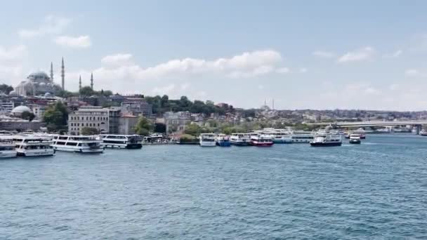 Eminn Yeni Camii Yakınlarındaki Boğaz Nehrinin Sularına Birkaç Feribot Park — Stok video