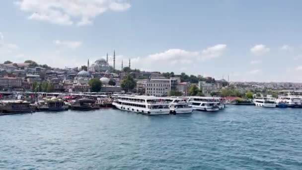 Eminn Yeni Camii Yakınlarındaki Boğaz Nehrinin Sularına Birkaç Feribot Park — Stok video