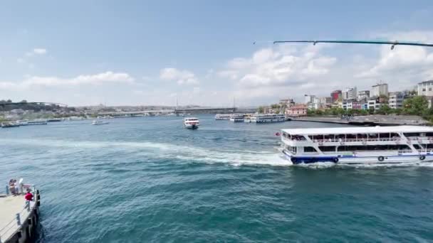 Ferryboat Navegando Por Río Bósforo Hacia Puerto Estambul — Vídeos de Stock