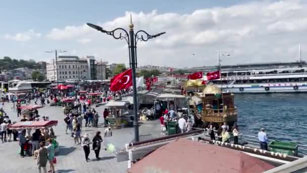 Crowd People Hanging Out Nearby Eminn Yeni Mosque Istanbul — Stock Video