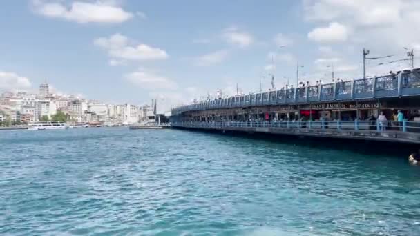 Множество Людей Идут Мостом Галата Стамбуле — стоковое видео
